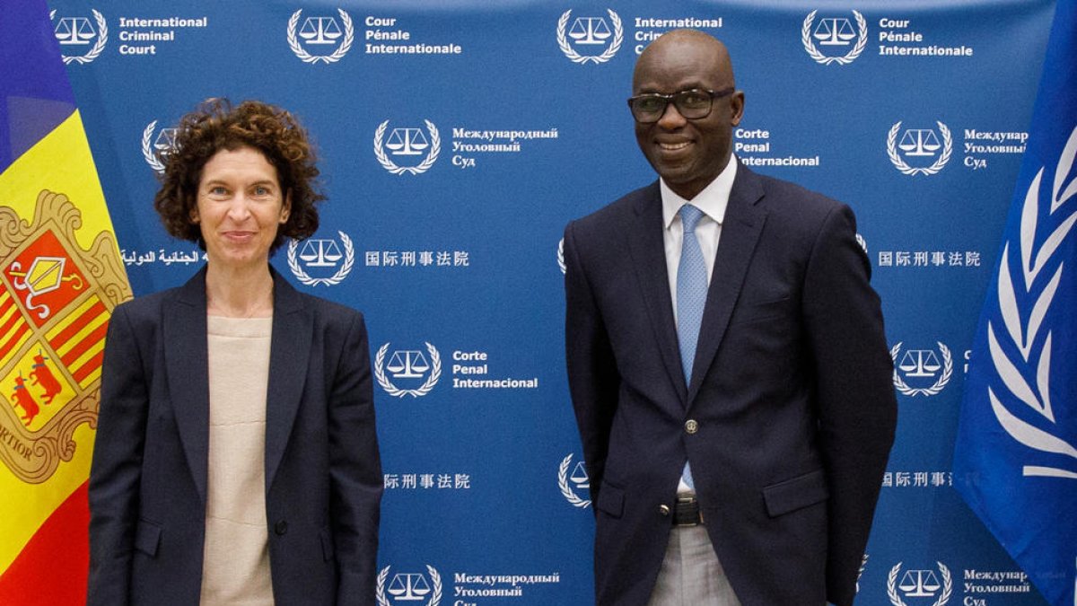 Ubach amb el fiscal adjunt de la CPI, Mame Mandiaye Niang