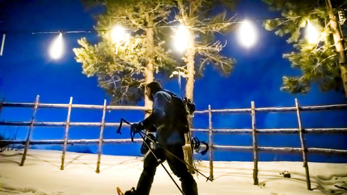 Un excursionista a les pistes de Vallnord.