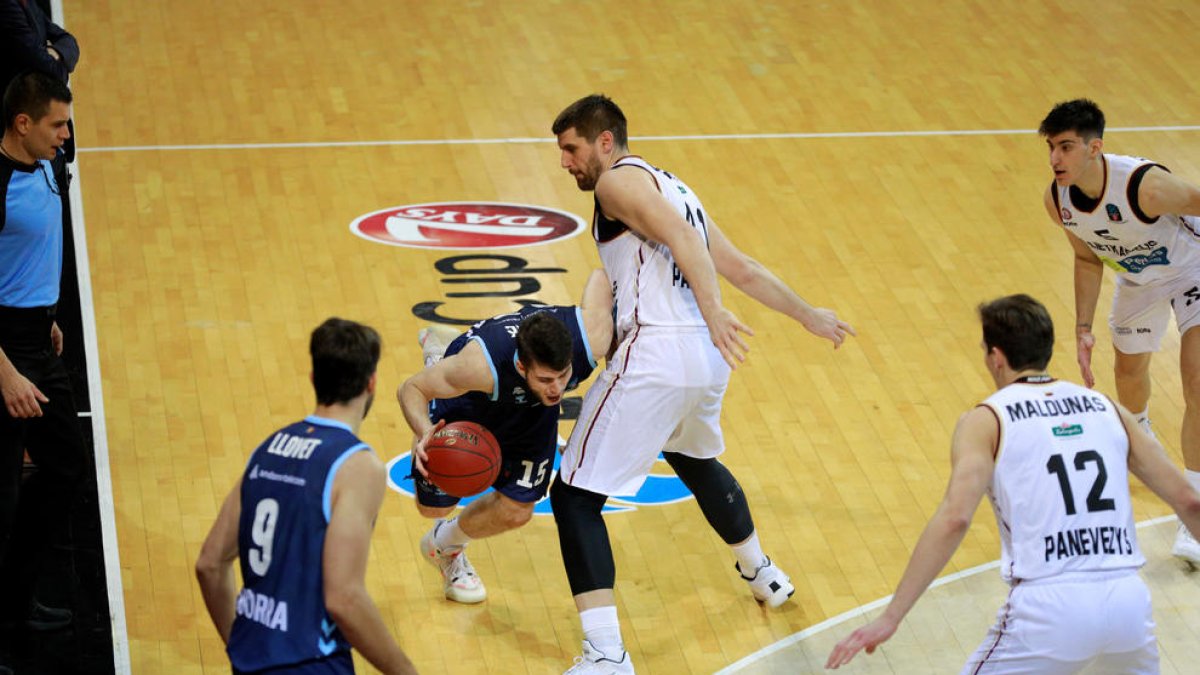 Duel entre MoraBanc i Lietkabelis al Poliesportiu.