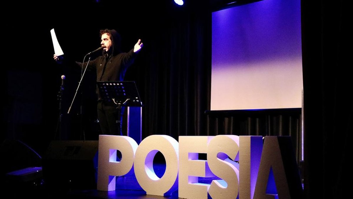 Actuació del poeta Eduard Escoffet