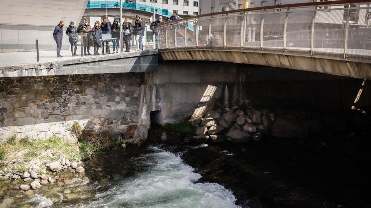 Sílvia Calvó ha presentat el balanç de la qualitat de l'aigua al costat del Valira a Escaldes