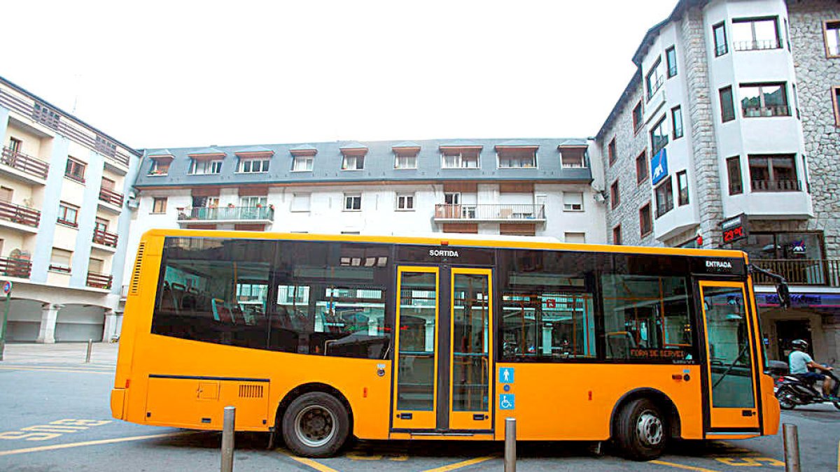 Un autobús al centre d'Andorra la Vella.