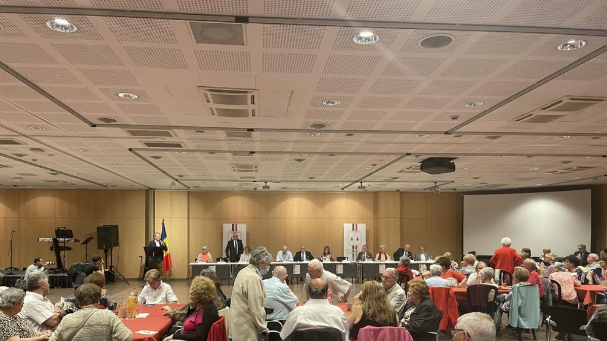 Imatge d'arxiu de padrins en una assemblea de gent gran