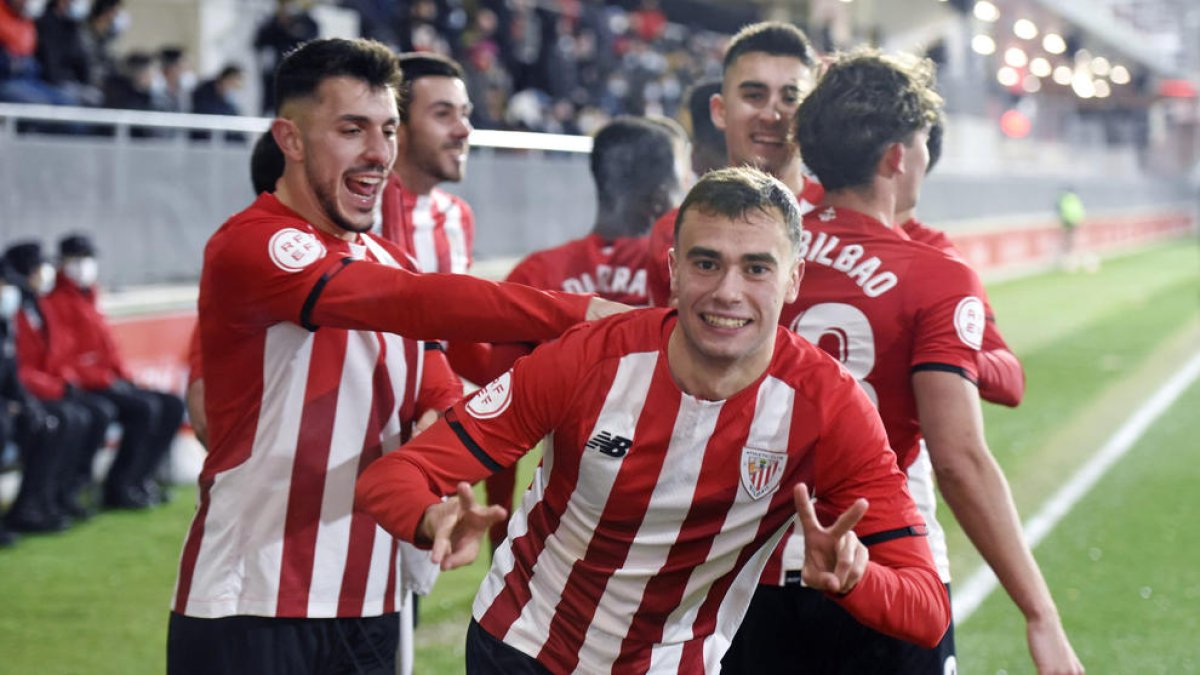 Álvaro Núñez celebrant un gol aquesta temporada amb el filial de l'Athletic Club.