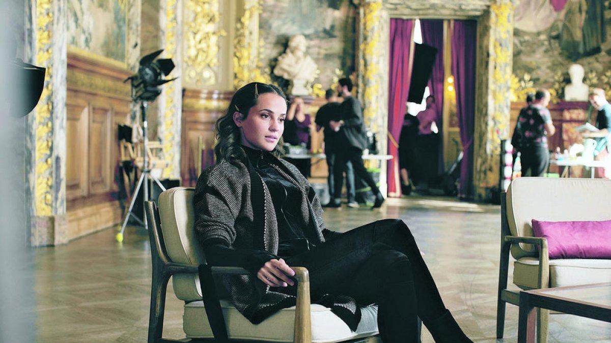 Alicia Vikander en un moment d''Irma Vep', que arriba el 7 de juny a HBO Max.