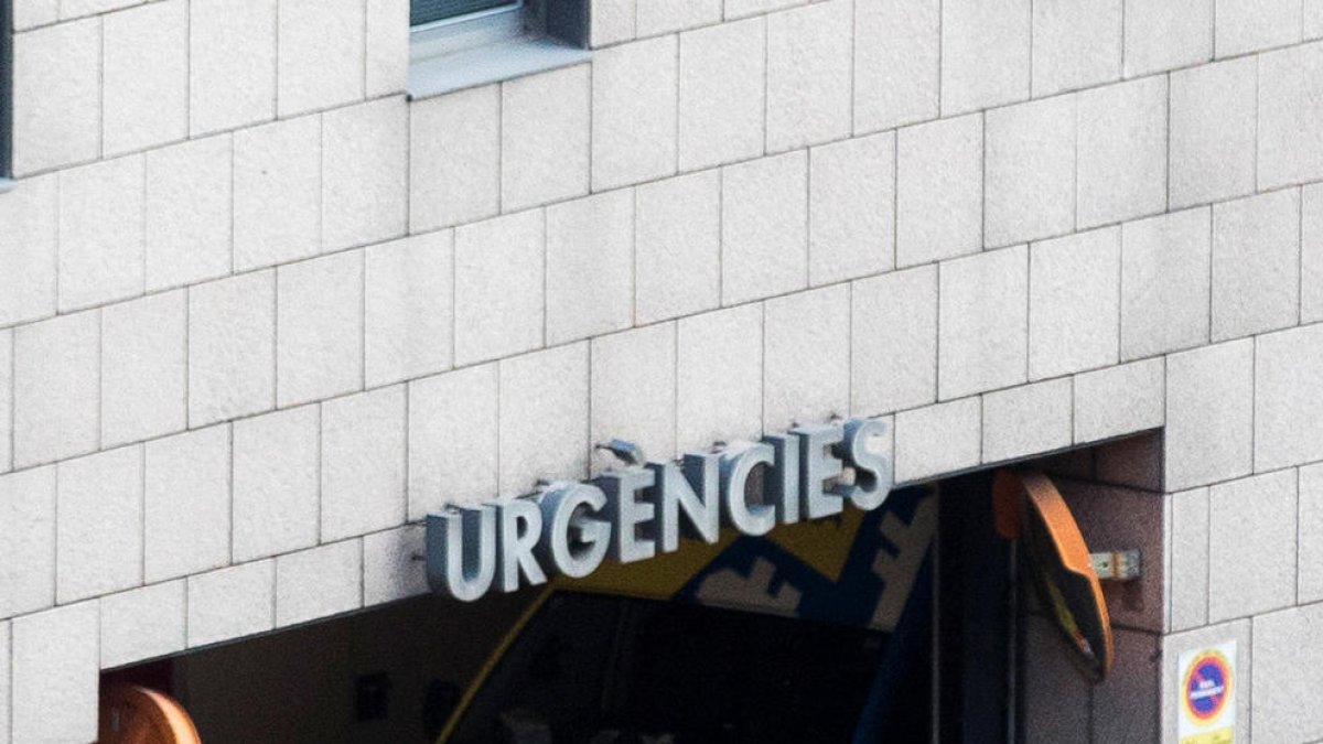 Sanitaris esperant a la porta d'urgències de l'hospital amb una llitera.