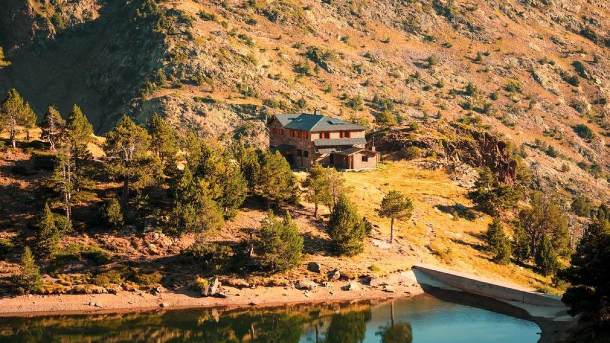 El refugi, està ubicat a 2.265 metres i al costat de l'Estany de les Truites