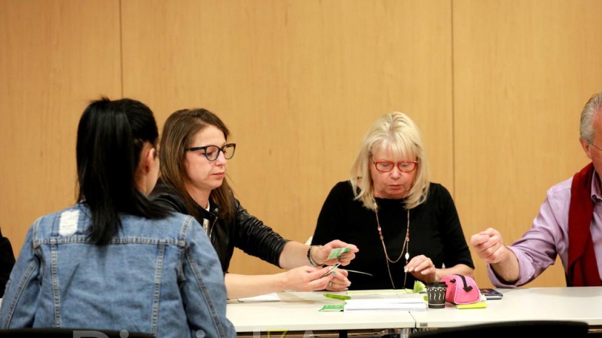 Entrega de xecs d'ajuda a refugiats ucraïnesos per a despesa personal