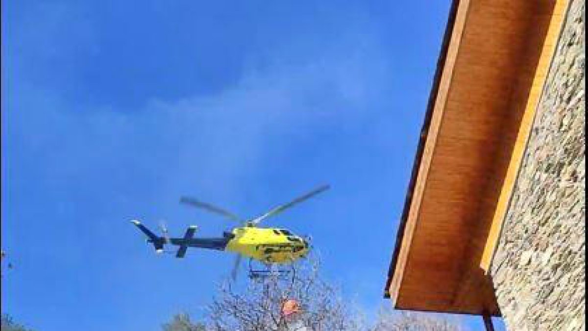 Efectius dels bombers davant l'Auditori Nacional.