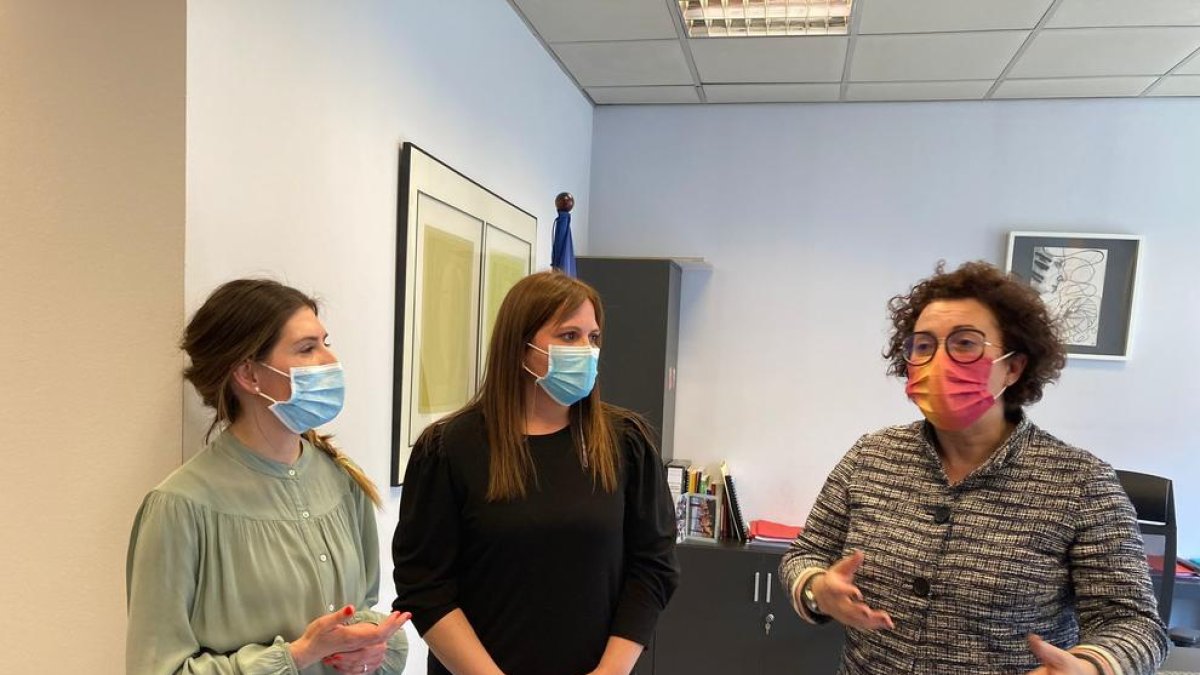 La ministra Pallarés amb les educadores del projecte