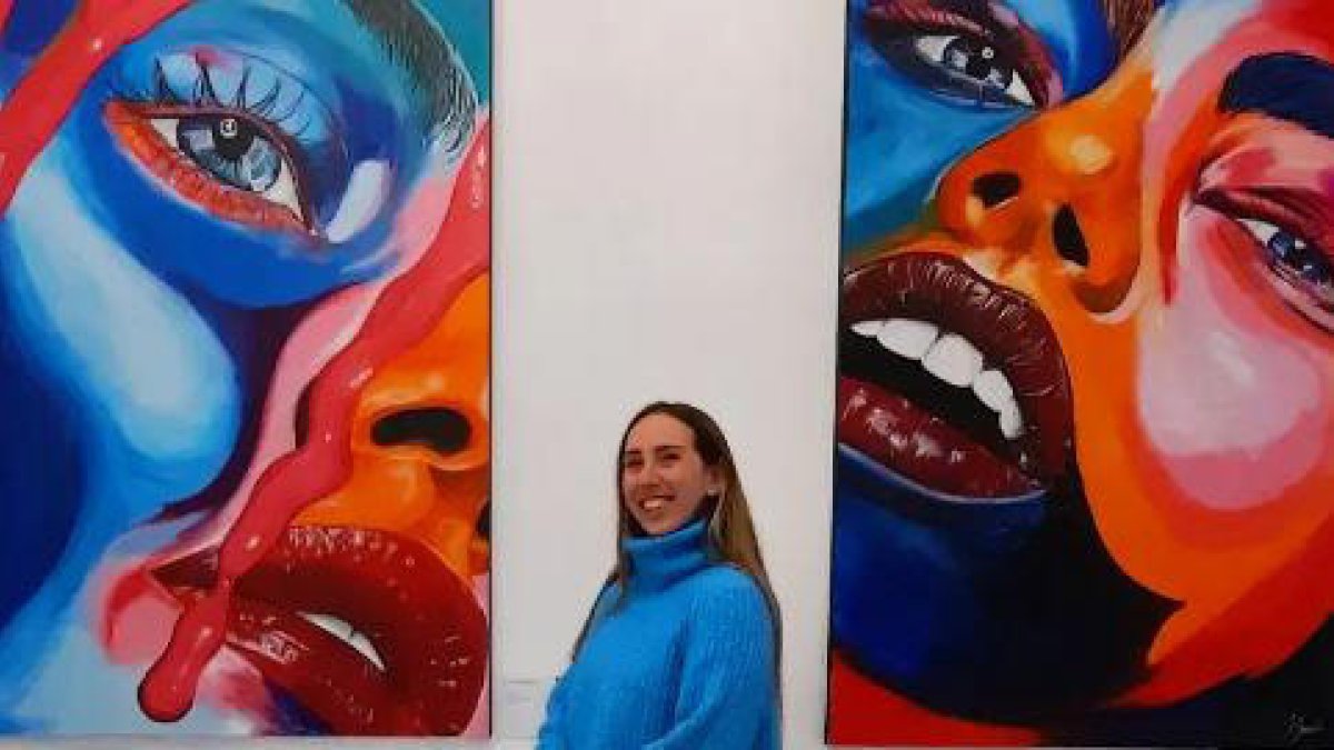 Saumell, amb dues obres de 'Sensuality'.