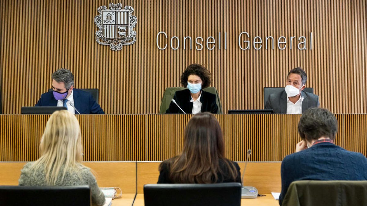 Els ministres Jover i Ubach amb el president de la comissió legislativa, Pere López.