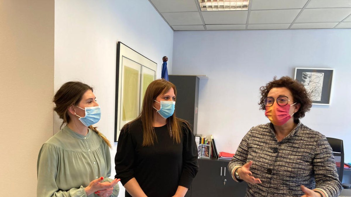 Les educadores socials amb la ministra Pallarés.