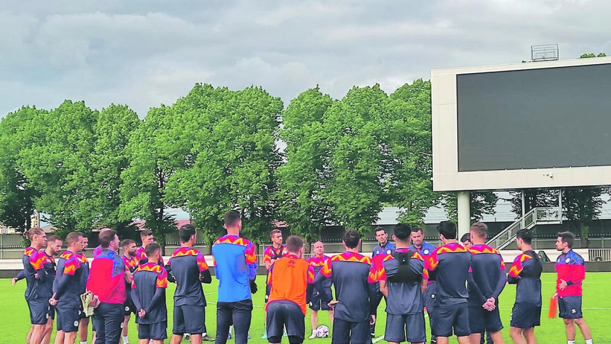 Koldo Álvarez de Eulate donant instruccions a l'equip ahir a la sessió d'entrenament al Daugava Stadium.