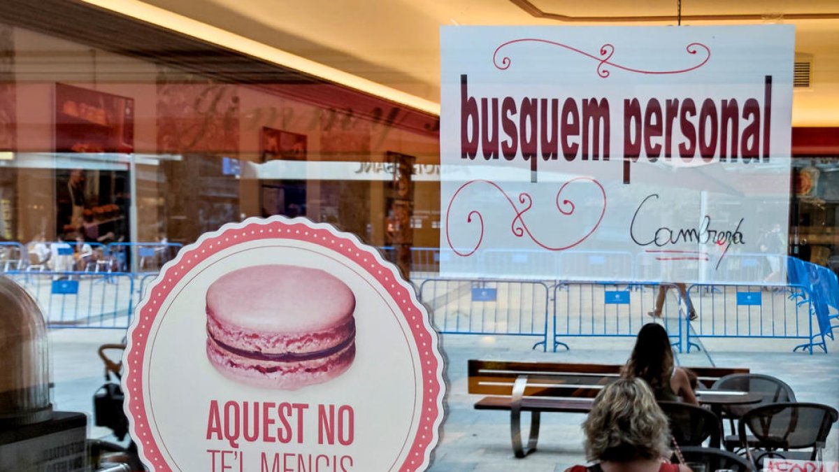 Cartell oferint feina en un restaurant a Andorra la Vella.