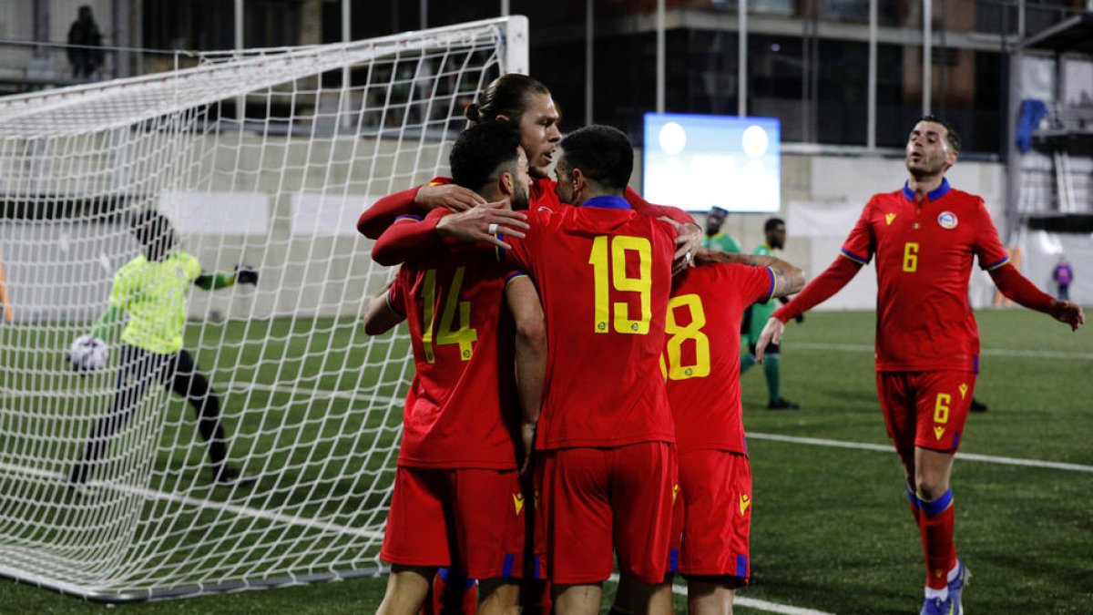 Els jugadors celebrant el gol d'Aláez.