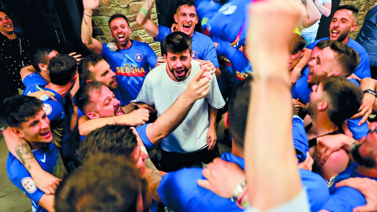 Piqué celebra l'ascens amb els jugadors de l'FC Andorra a l'Estadi Nacional.