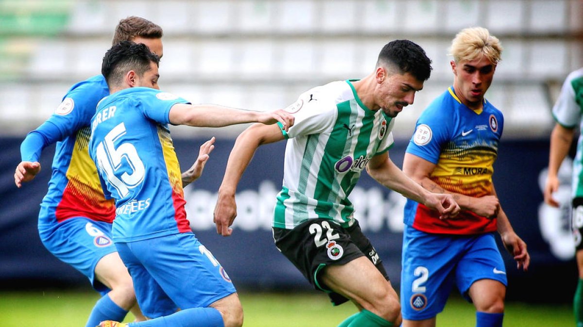 Morer i Altimira, en una acció del partit d'ahir davant el futbolista del Racing de Santander Arturo.