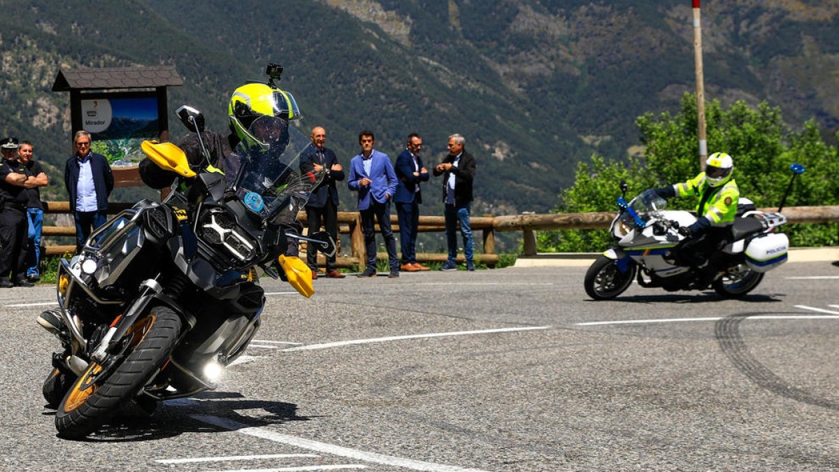 Motoristes passant per un dels revolts marcats a la carretera del coll d'Ordino.