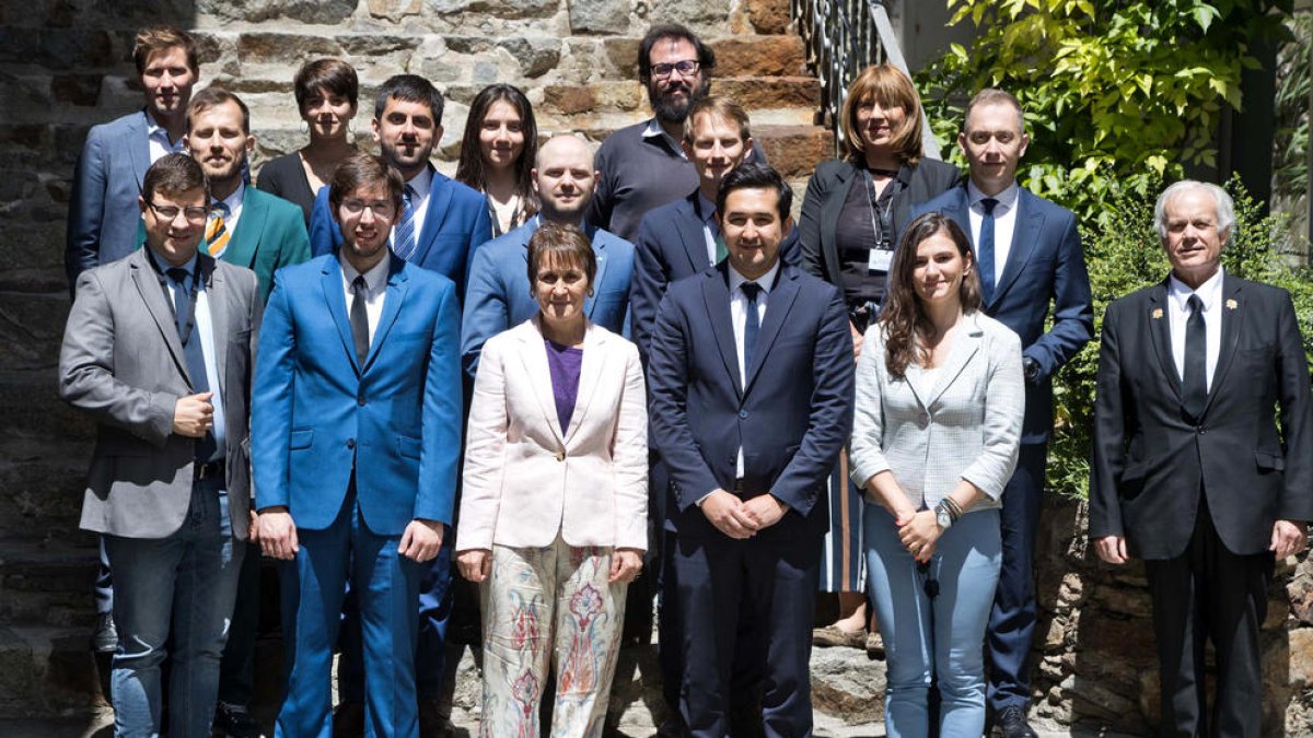 Els parlamentaris, amb Roser Suñé al centre.