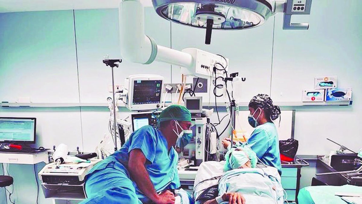 Pedro Navarro amb una pacient en un quiròfan.