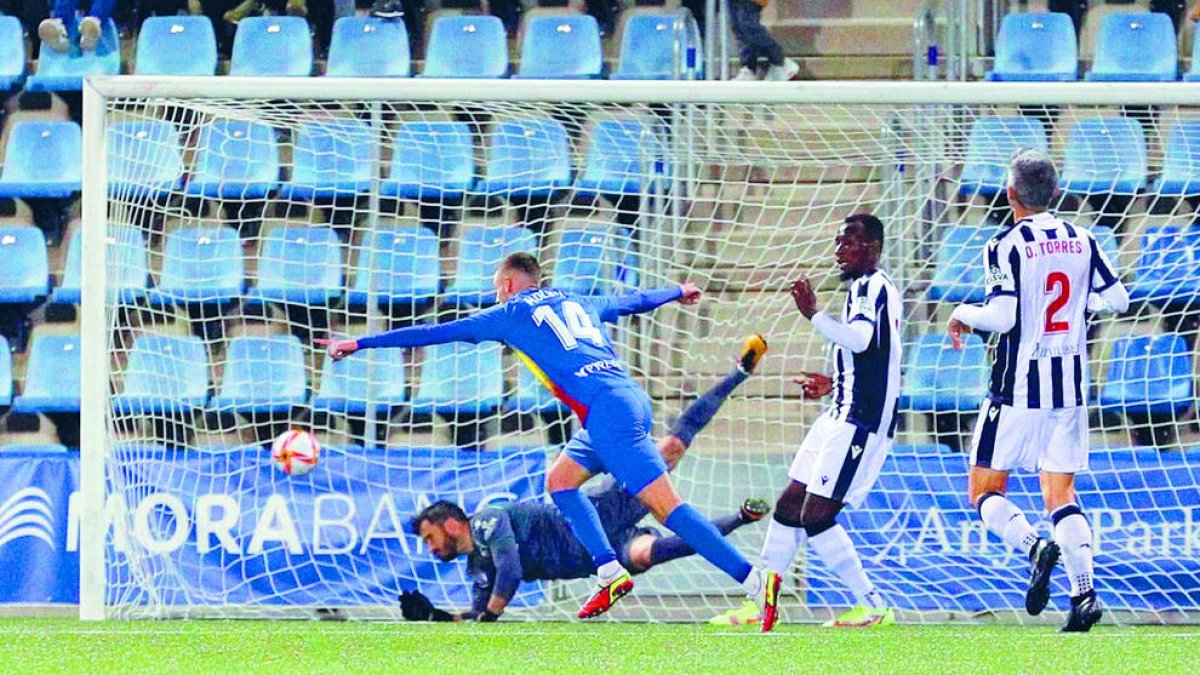 Sergio Molina celebra el gol de la victòria de l'FC Andorra ahir davant el Castelló.