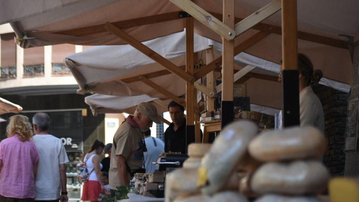 Gent aquest matí al Mercat de la Vall d'Andorra la Vella