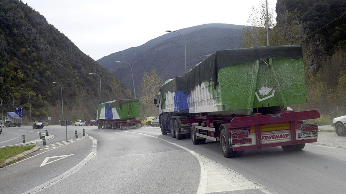 Camions amb residus per la frontera del riu Runer.
