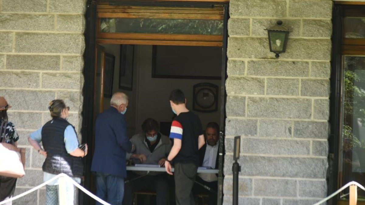 Votants avui a l'ambaixada francesa