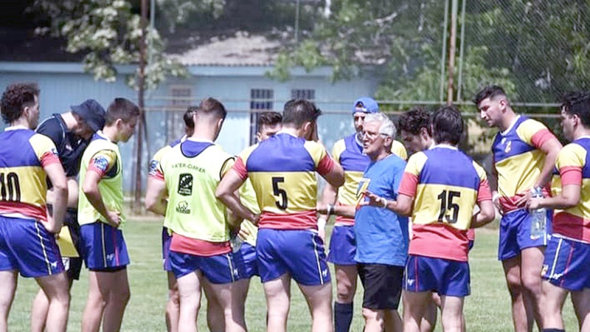 El seleccionador masculí de set, Christian Quintane, dona instruccions a l'equip en un dels partits d'ahir a Belgrad.