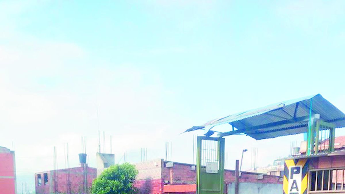 L'exterior de l'Hotel Arco Iris, al barri de Santa Ana.