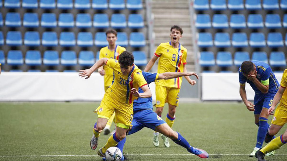 Xavi Palou inicia una acció ofensiva davant Kosovo, ahir a l'Estadi Nacional.