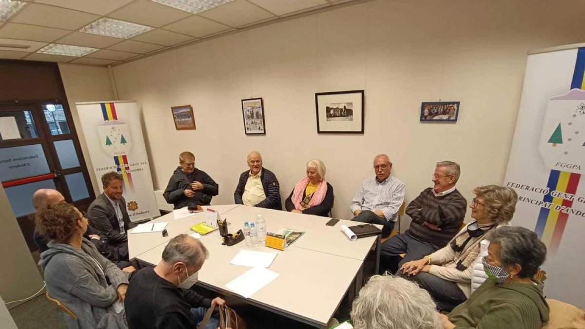 Una reunió de membres del PS amb la Federació de Gent Gran.