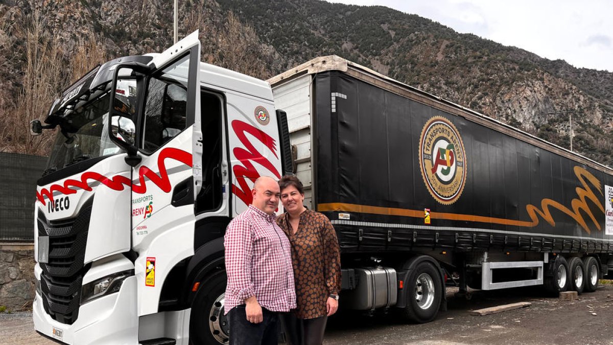 Juli Pérez i Eva Sansa abans de sortir cap a Polònia.