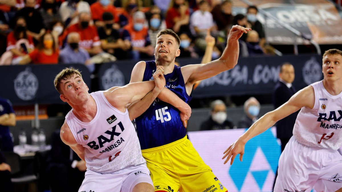 Conor Morgan lluita un rebot sobre el parquet del Nou Congost.