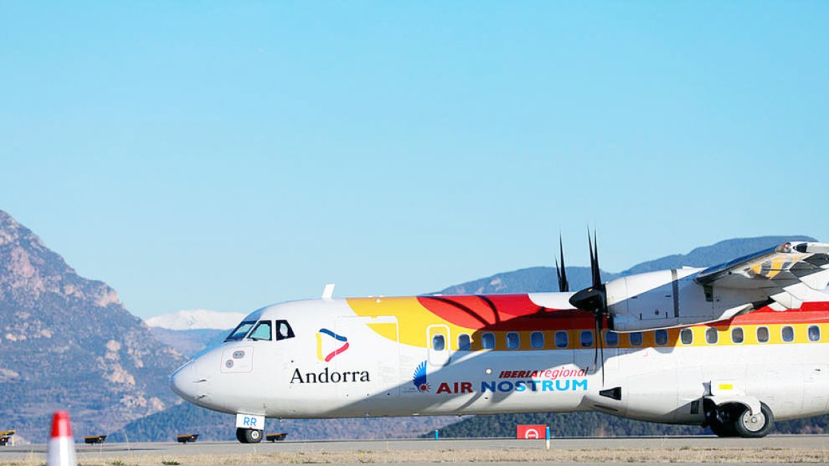 Un dels vols que Air Nostrum opera a l'aeroport d'Andorra-la Seu.