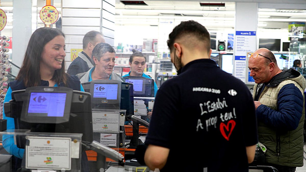 Empleats i clients del Carrefour-Andorra 2000 sense mascareta aquest migdia