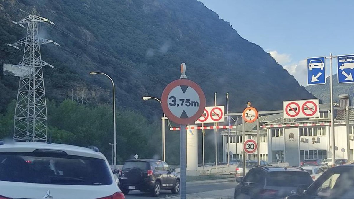 Les cues a l'arribada de la frontera