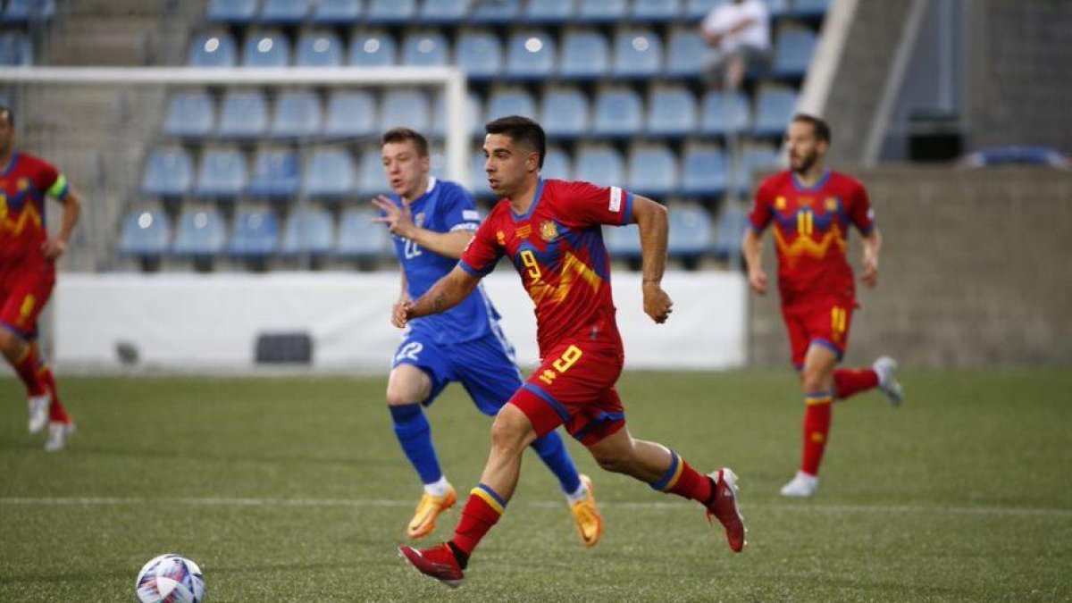 El davanter de la selecció, Ricard Fernández 'Cucu', en una acció del partit
