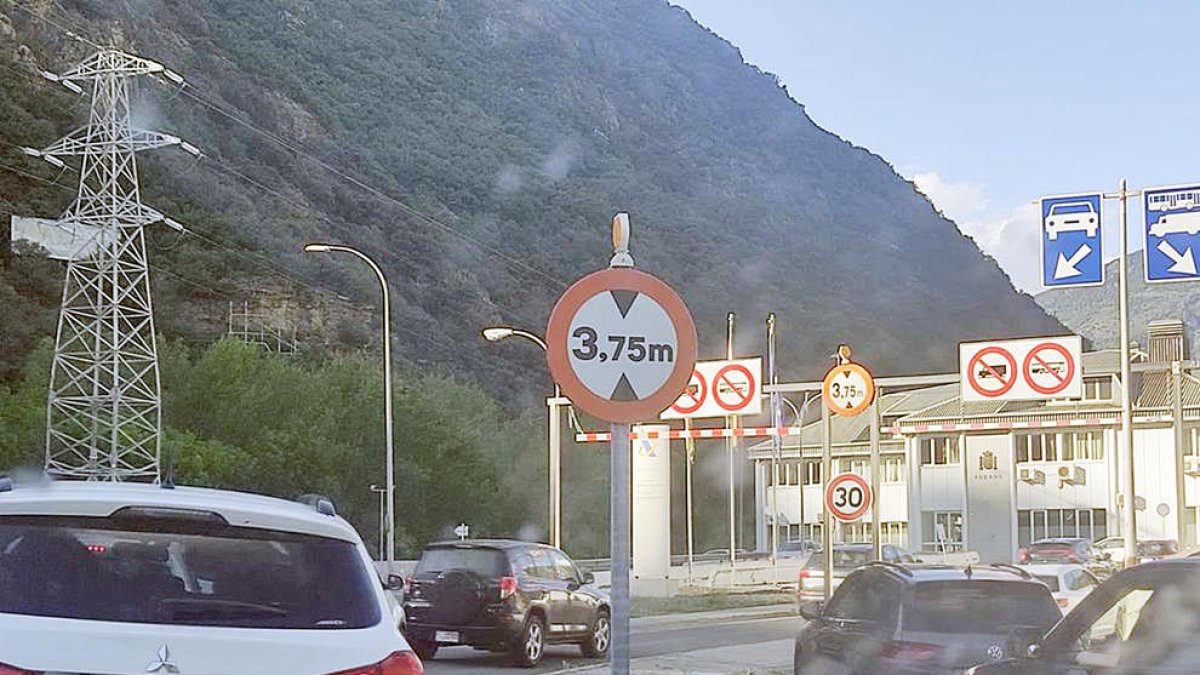 Les cues a l'arribada de la frontera.