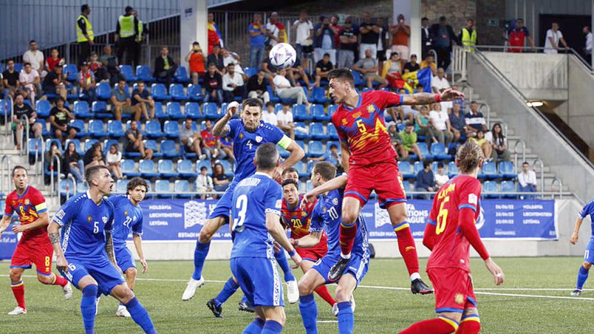 El central de la selecció Christian García provant una rematada de cap durant el partit d'ahir contra Moldàvia.