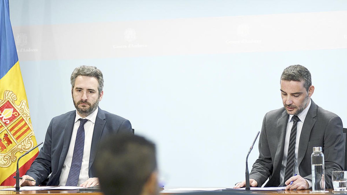 El ministre de Finances, Eric Jover, i el secretari d'Estat Marc Ballestà durant la roda de premsa d'ahir.
