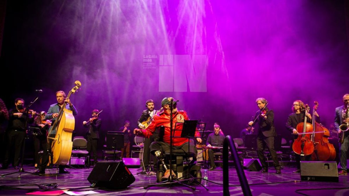 Toni Fernández durant l'actuació a Sevilla