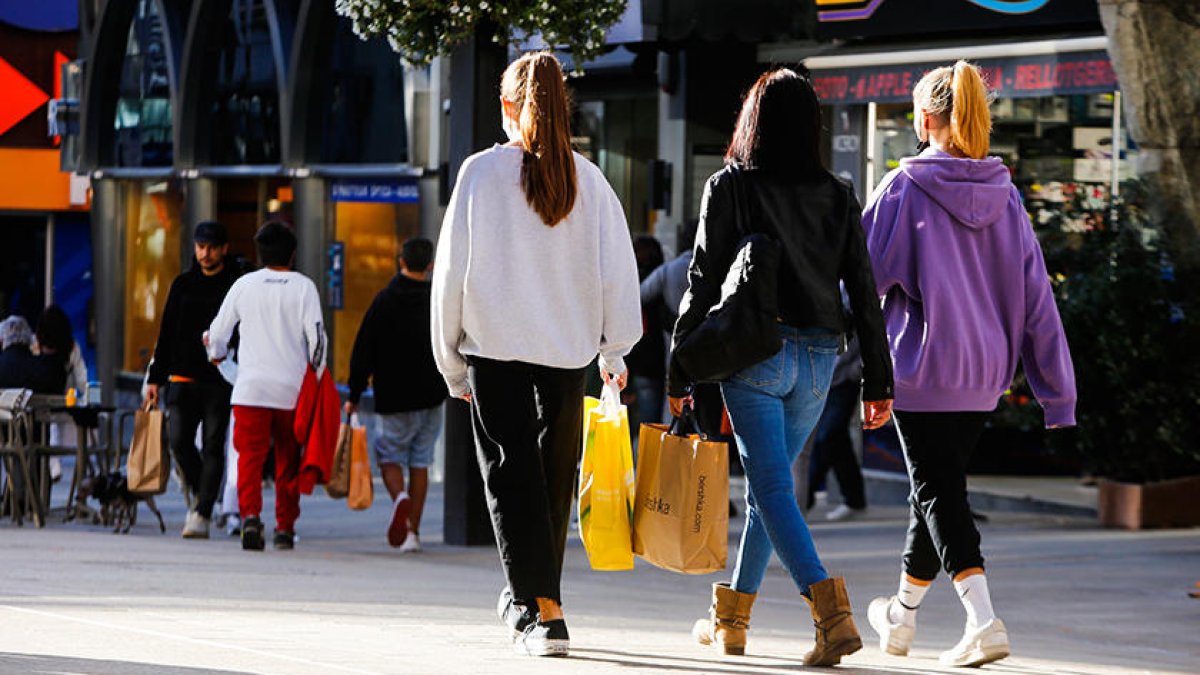 Persones amb bosses a l'avinguda Meritxell