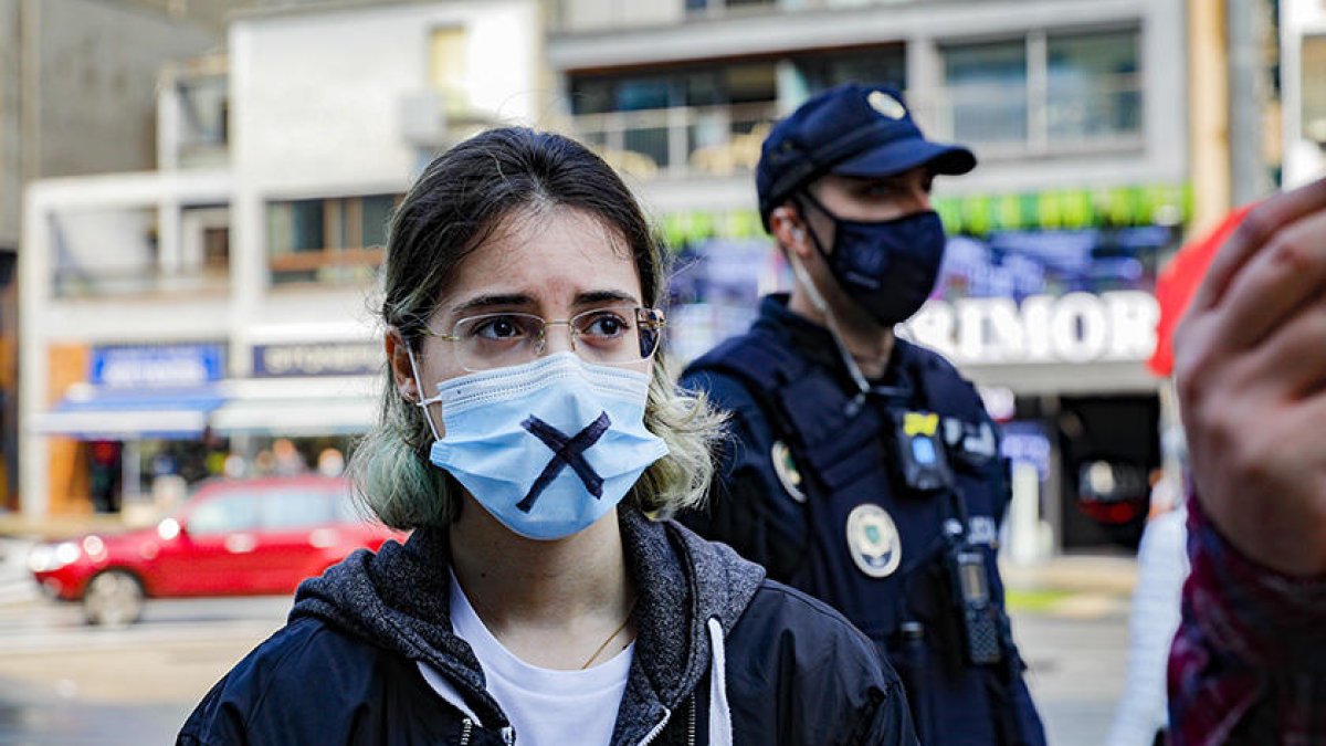 Una participant en una manifestació per demanar la legalització de l'avortament