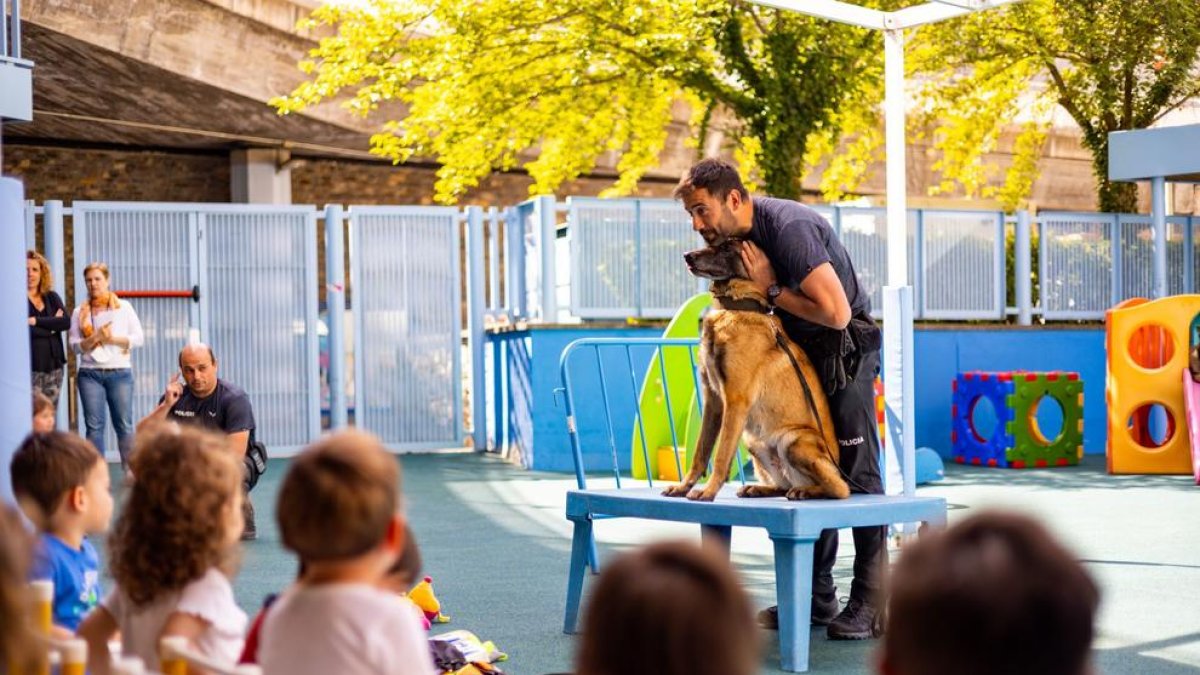 La policia amb els gossos a l'escola bressol d'Escaldes