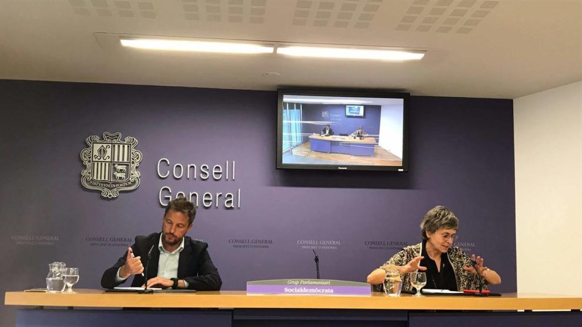 Pere López i Susanna Vela durant la compareixença