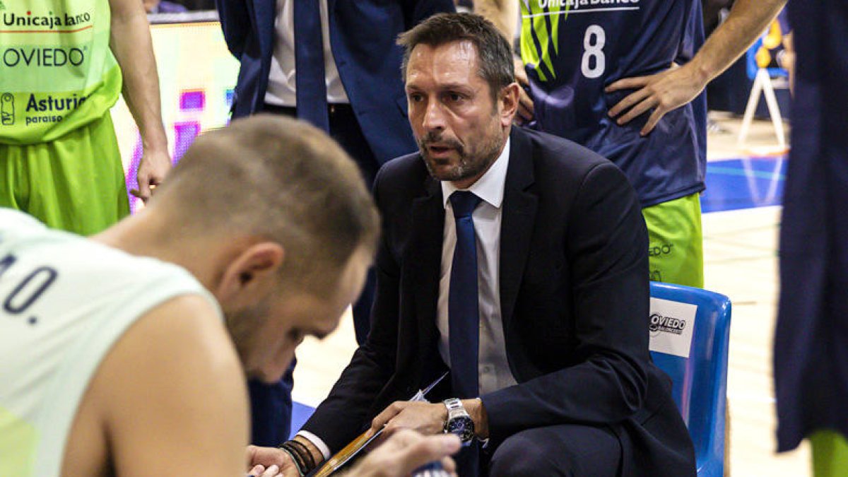 El tècnic vitorià Natxo Lezkano donant instruccions als jugadors de l'Unicaja Banco Oviedo, aquesta temporada.