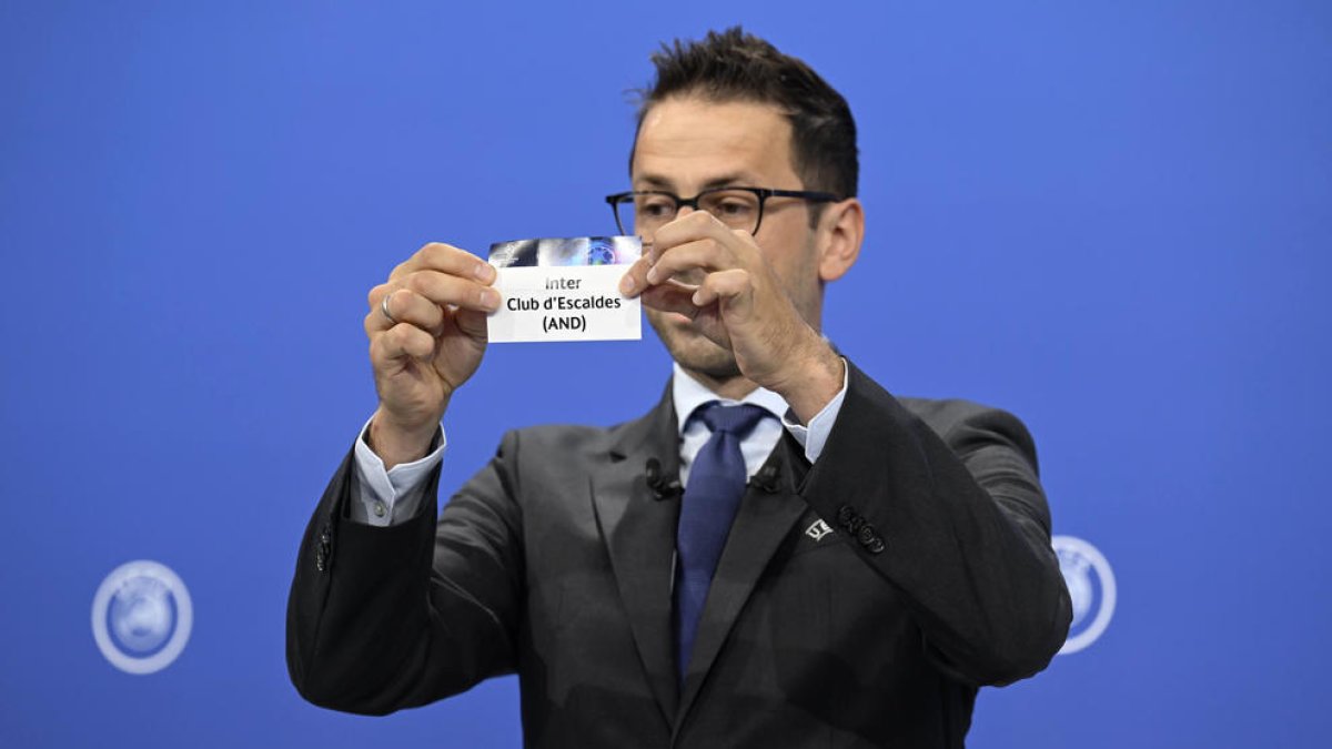 Moment en què va sortir la bola de l'Inter al sorteig.
