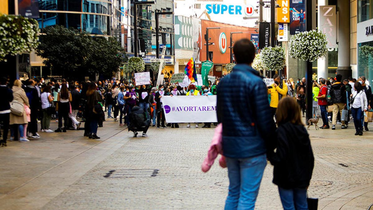 Una participant en una manifestació per demanar la legalització de l'avortament.